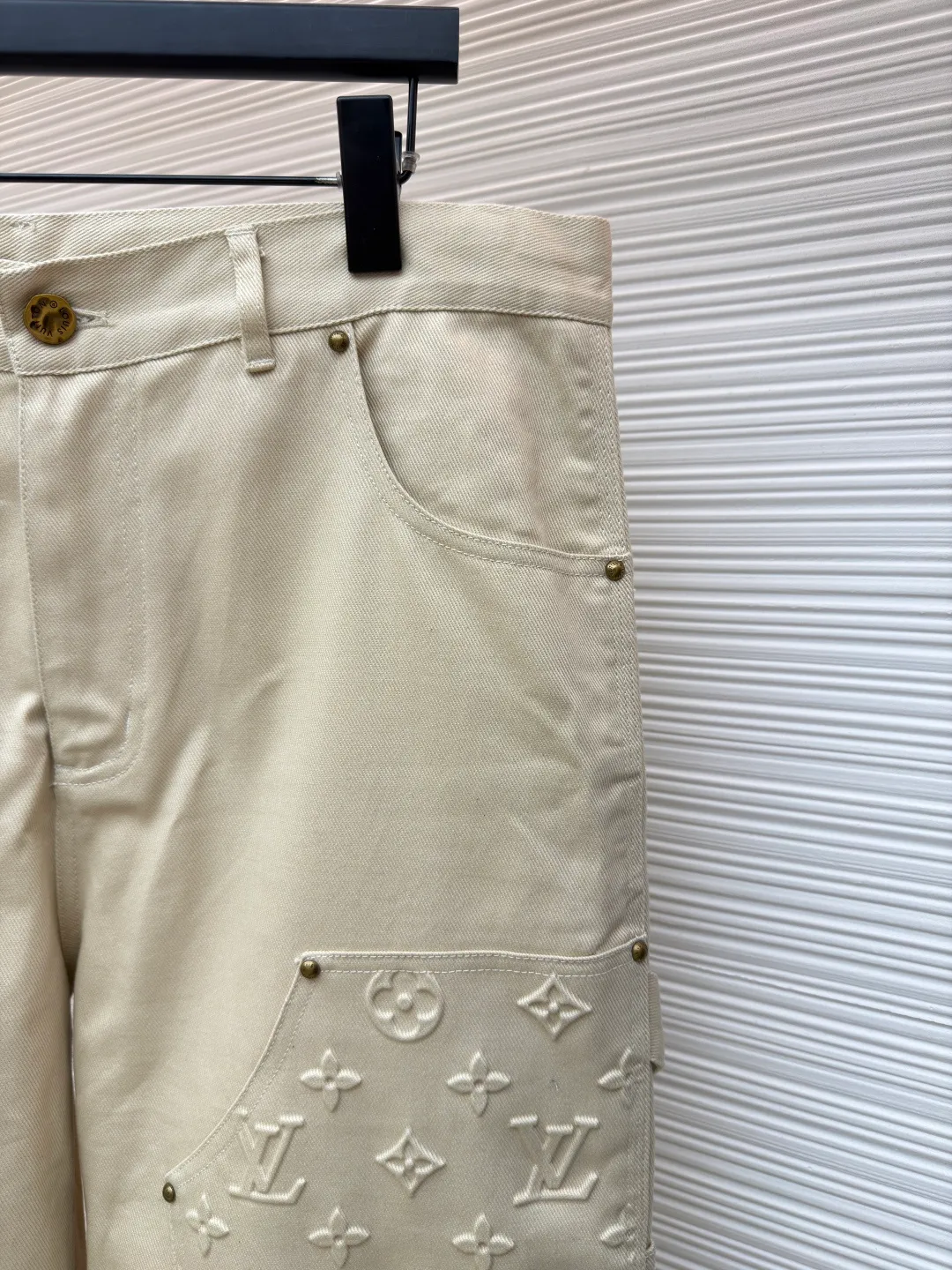 LOUIS VUITTON embossed denim trousers ●Original version: Purchased and developed by 17576 ●Item number: 1681329-B70 ●Material: denim fabric ●Technology: embossed embossed production ●Color: Khaki ●Type: fitted version ●Weight: about 840 grams ●Size: S-M-L-XL ●Description: Leg zipper slit design Clear traces of engraved logo Every detail strictly follows the original version The overall washing process uses heavy fermentation to wash and stir-fry the colors. Each pattern is filled with silicone to prevent dents. It is made by spraying and splicing. The thighs are decorated with Monogram pockets. 1V jacquard details are aligned. The embossed embossing pattern is clear. The pockets are made of fine workmanship. Straight lines. A total of 15 1V engraved buttons throughout the body. Customized brand logo patch logo on the inside. Embellished with hidden zipper fly. YB hardware molded custom buttons Customized new logo leather on the back and a full set of accessories. The overall wiring is straight and delicate, the fabric is comfortable and soft, and the color is consistent without color difference. It can be matched with the same style to create a fashionable look and control various occasions. Customized accessories, complete with three standards, same style for men and women!